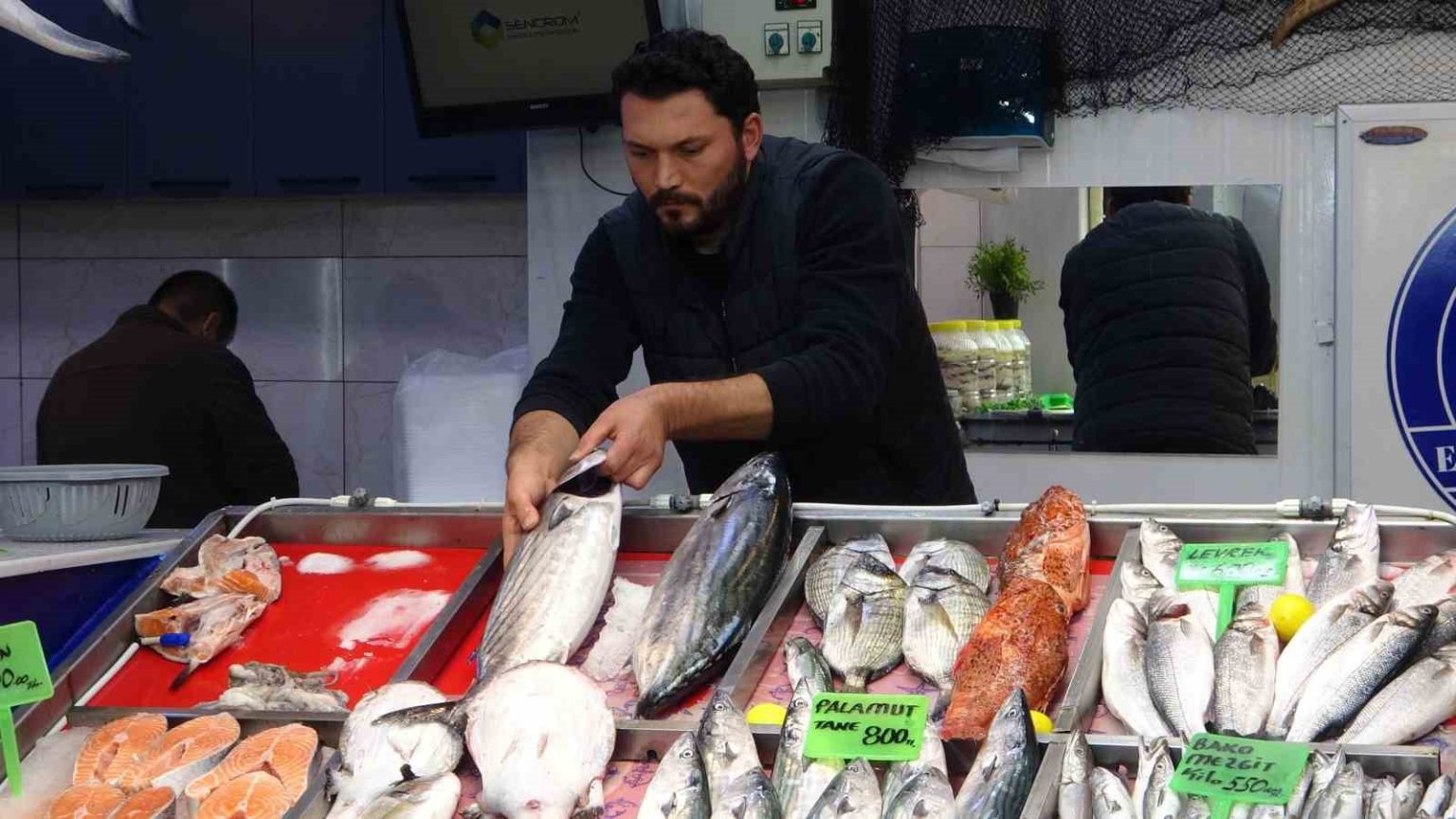 hamsi-denizlerde-yuzunu-gosterdi-tezgahlarda-fiyatini-korudu