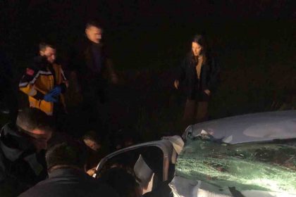 iki-otomobil-kafa-kafaya-carpisti-7-yarali