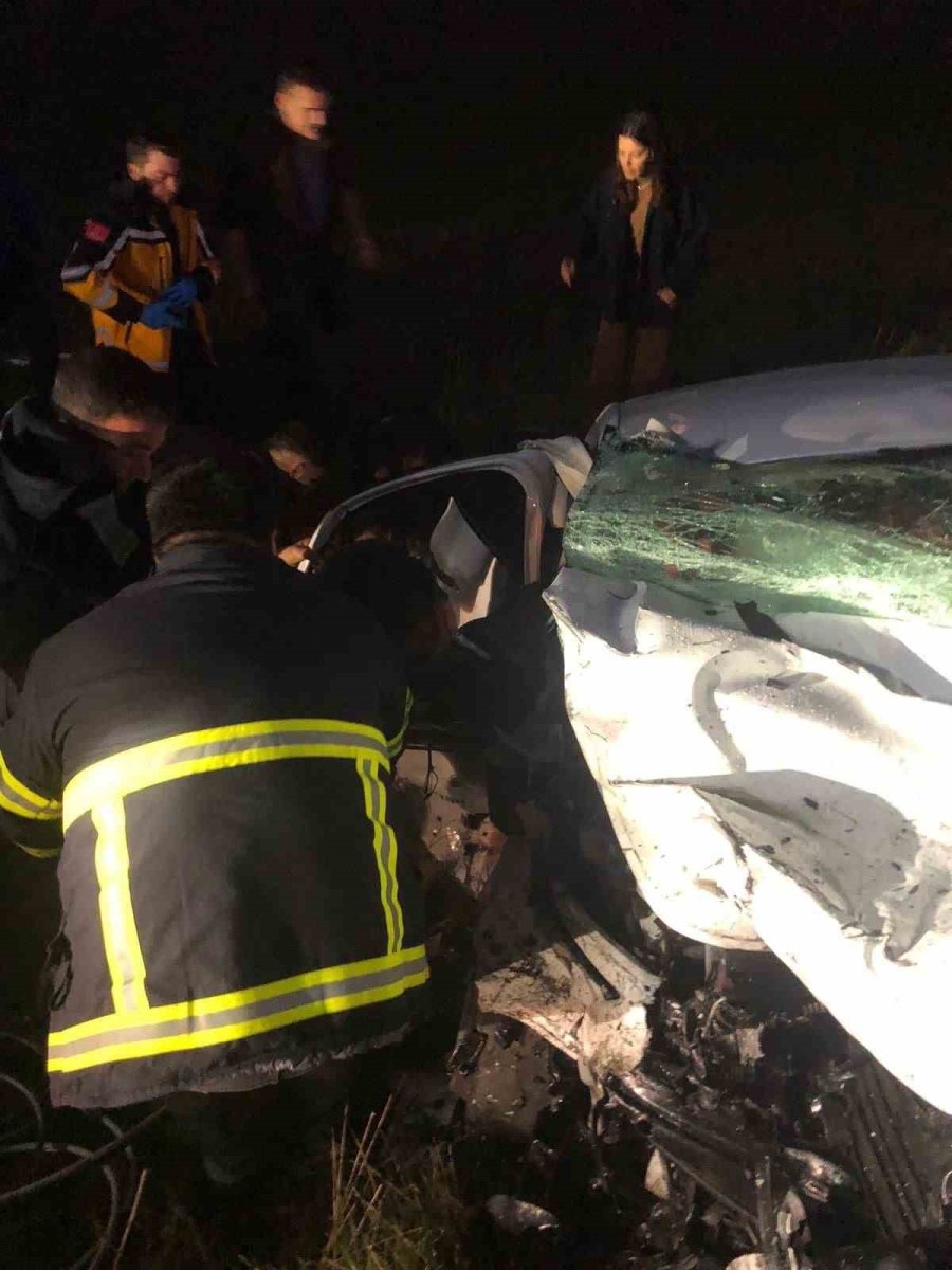 iki-otomobil-kafa-kafaya-carpisti-7-yarali