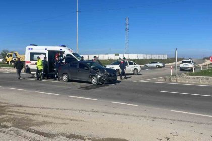 ipsalada-iki-otomobil-carpisti-8-yarali