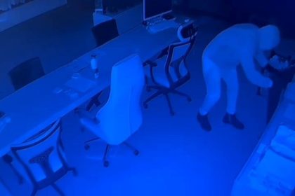 is-yerinin-kasasindan-1-milyon-tl-degerinde-doviz-calan-hirsiz-eski-calisani-cikti