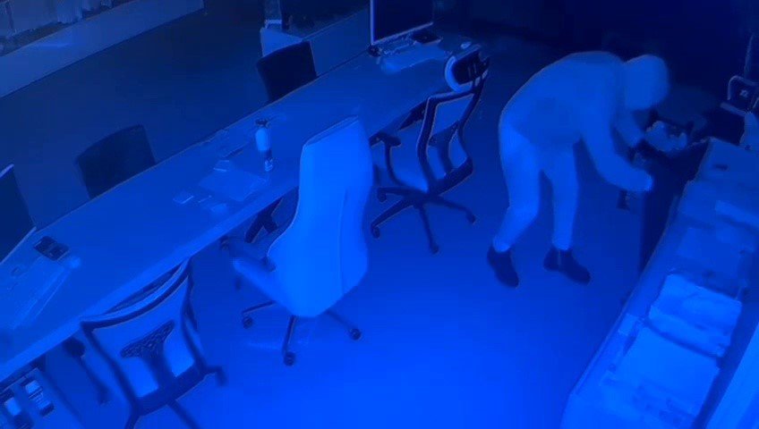 is-yerinin-kasasindan-1-milyon-tl-degerinde-doviz-calan-hirsiz-eski-calisani-cikti