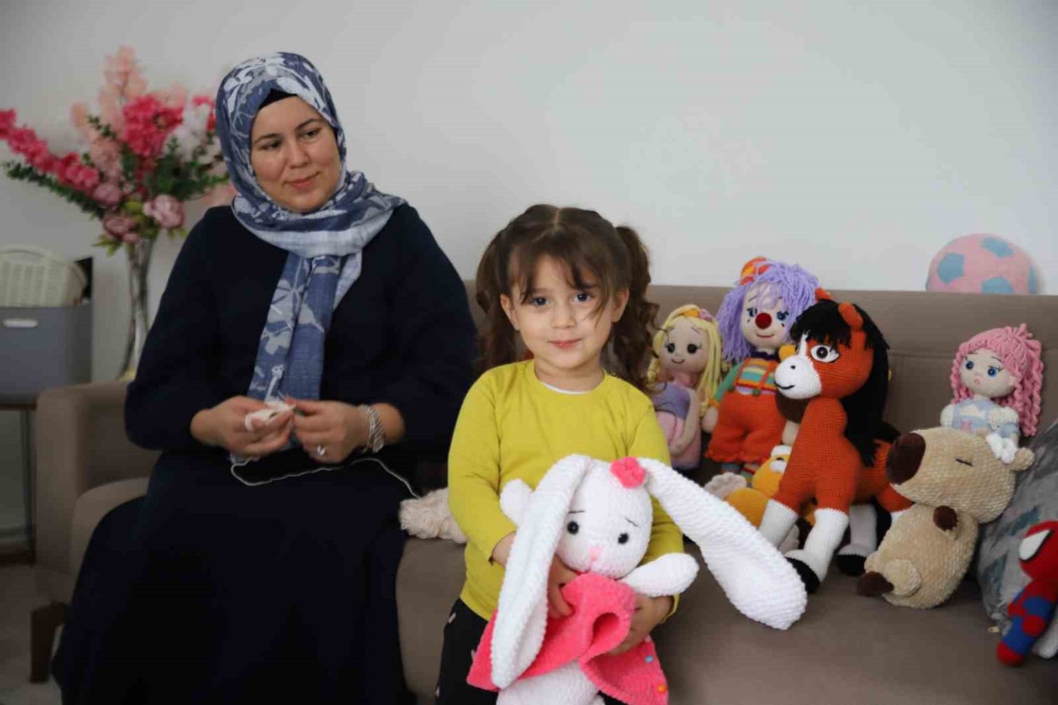 isledigi-oyuncaklarla-6-cocuguna-bakiyor