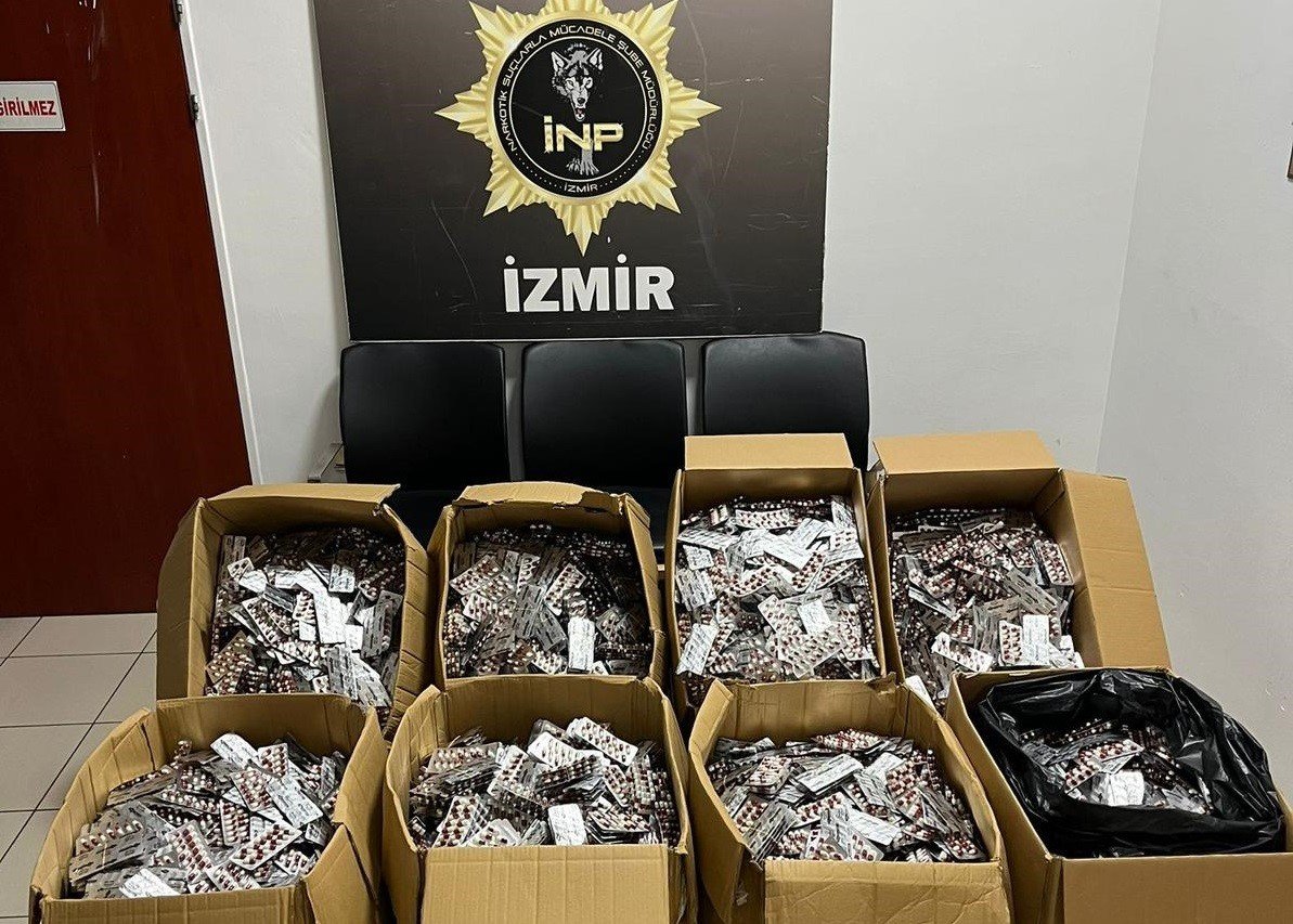 izmirde-uyusturucu-operasyonu-168-bin-448-sentetik-ecza-ele-gecirildi