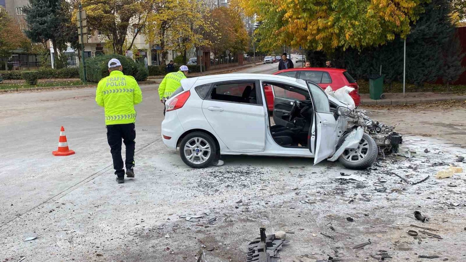 kamyona-yandan-carpan-aracin-70-yasindaki-surucusu-hayatini-kaybetti