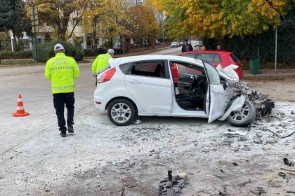 kamyona-yandan-carpan-aracin-70-yasindaki-surucusu-hayatini-kaybetti