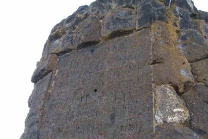 karsta-gizemli-tepe-sirlarla-dolu-yapi-merak-uyandiriyor