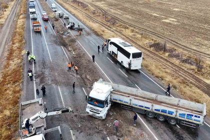 kayseride-ayni-yolda-2-kaza-1-olu-2-yarali