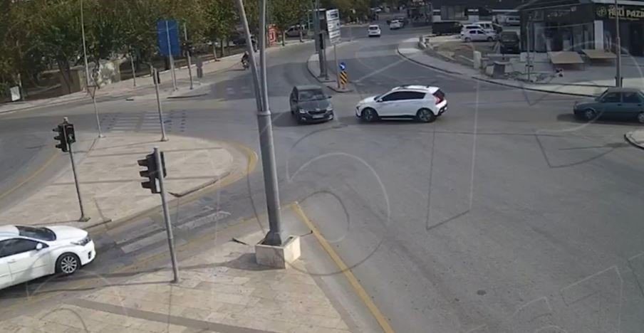 kirmizi-isikta-gecen-otomobile-2-bin-167-tl-para-cezasi-kesildi