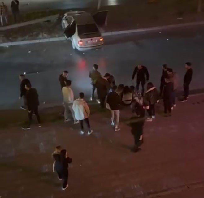 kontrolunden-cikan-otomobil-direge-carpti-4-yarali