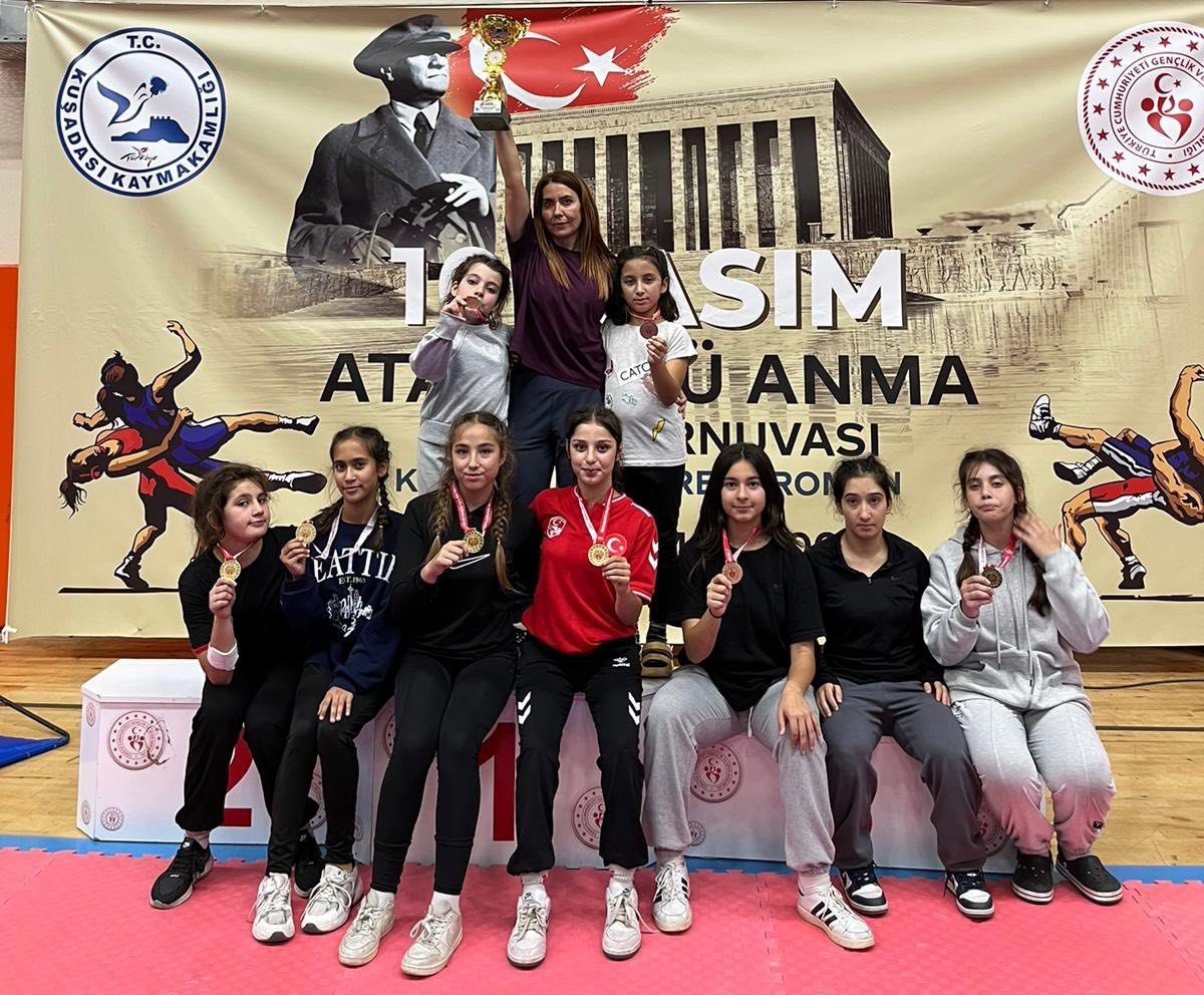 koycegizli-guresci-kizlar-madalyalari-topladi