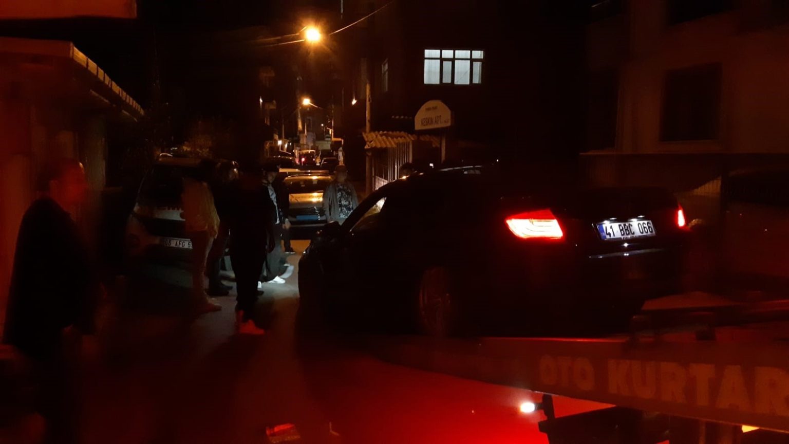 luks-otomobilin-icinde-dehseti-yasadi-kacarken-kaza-yapti