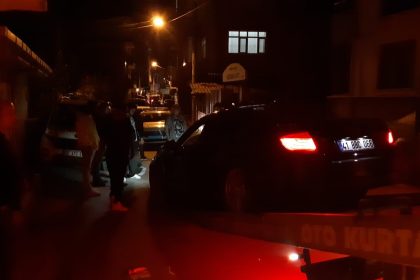 luks-otomobilin-icinde-dehseti-yasadi-kacarken-kaza-yapti