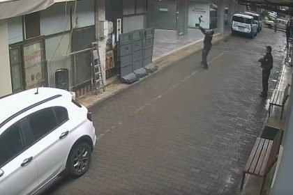 manisada-yurekleri-isitan-anlar-yuksekten-dusen-kediyi-polis-yakaladi