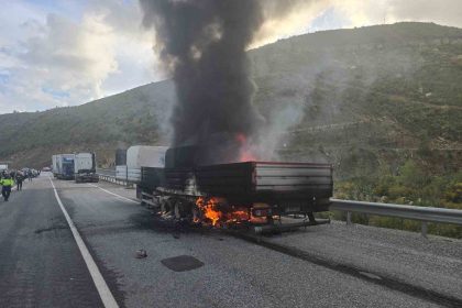 mermer-yuklu-tir-alevlere-teslim-oldu