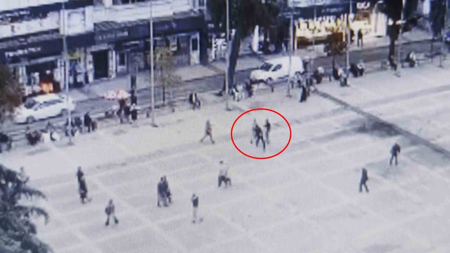 meydanda-ucan-tekmeli-kavga