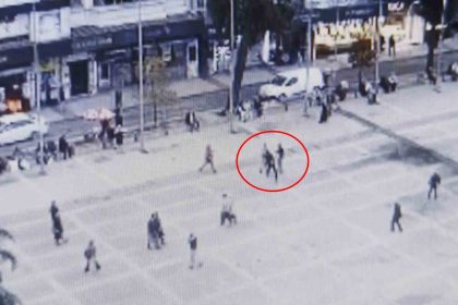 meydanda-ucan-tekmeli-kavga