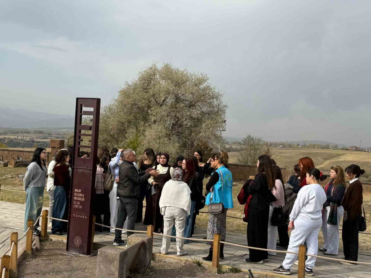 muglali-gencler-medeniyet-tarih-ve-kultur-kampi-ile-bitlis-ve-vani-kesfetti