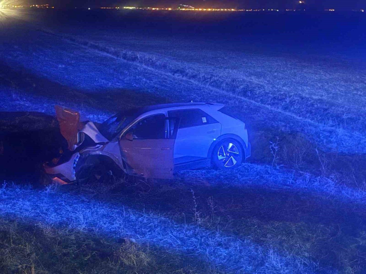 musta-otomobil-yola-cikan-inege-carpti