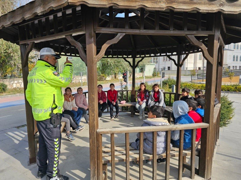 nigdede-ogrencilere-teorik-ve-uygulamali-trafik-egitimi