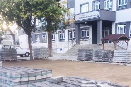 okul-bahcesine-parke-dosenmeye-basladi