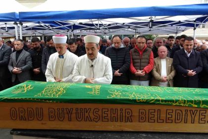 orduda-gocuk-altinda-kalan-kamyon-soforu-topraga-verildi