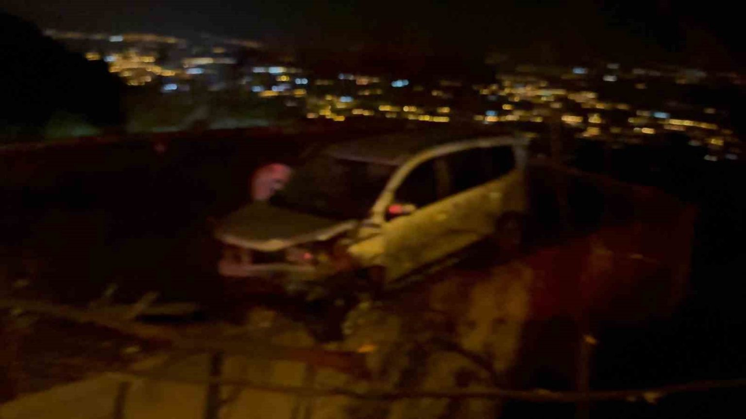 osmaniyede-hafif-ticari-arac-evin-damina-dustu-4-yarali