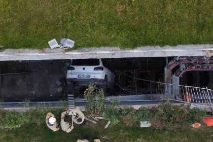 otoparktan-cikan-kadin-surucu-araclara-carparak-bosluga-dustu