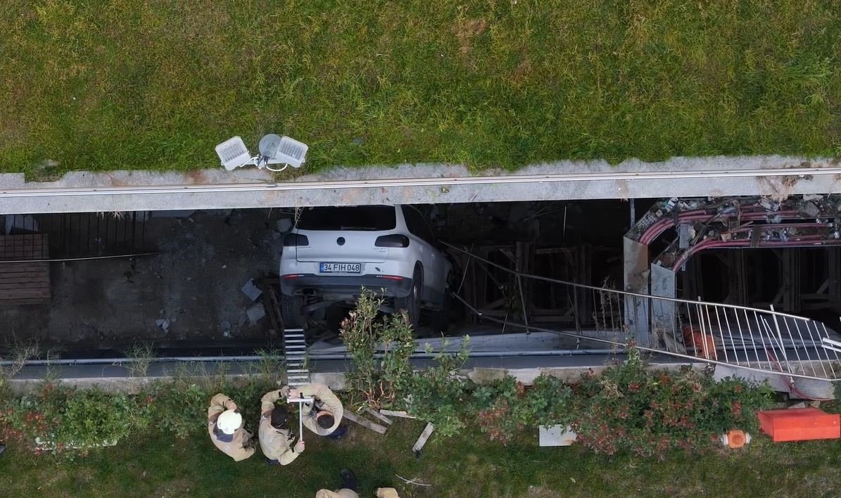 otoparktan-cikan-kadin-surucu-araclara-carparak-bosluga-dustu