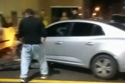 park-halindeki-araclara-carpti-babasi-sinirlendi-kendine-zarar-verseydin