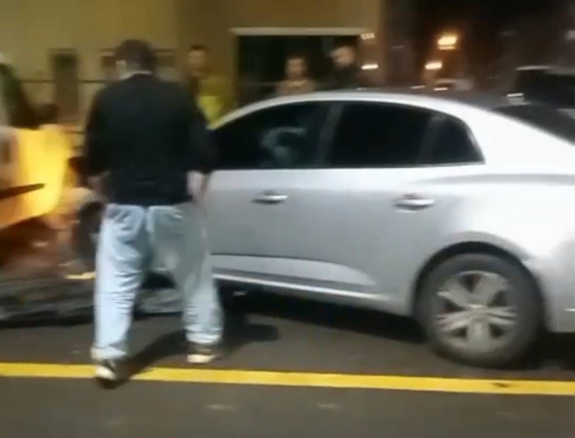 park-halindeki-araclara-carpti-babasi-sinirlendi-kendine-zarar-verseydin