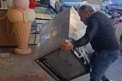 satin-aldigi-bulasik-makinesi-teshir-urunu-cikinca-magazanin-onune-atti