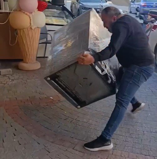 satin-aldigi-bulasik-makinesi-teshir-urunu-cikinca-magazanin-onune-atti