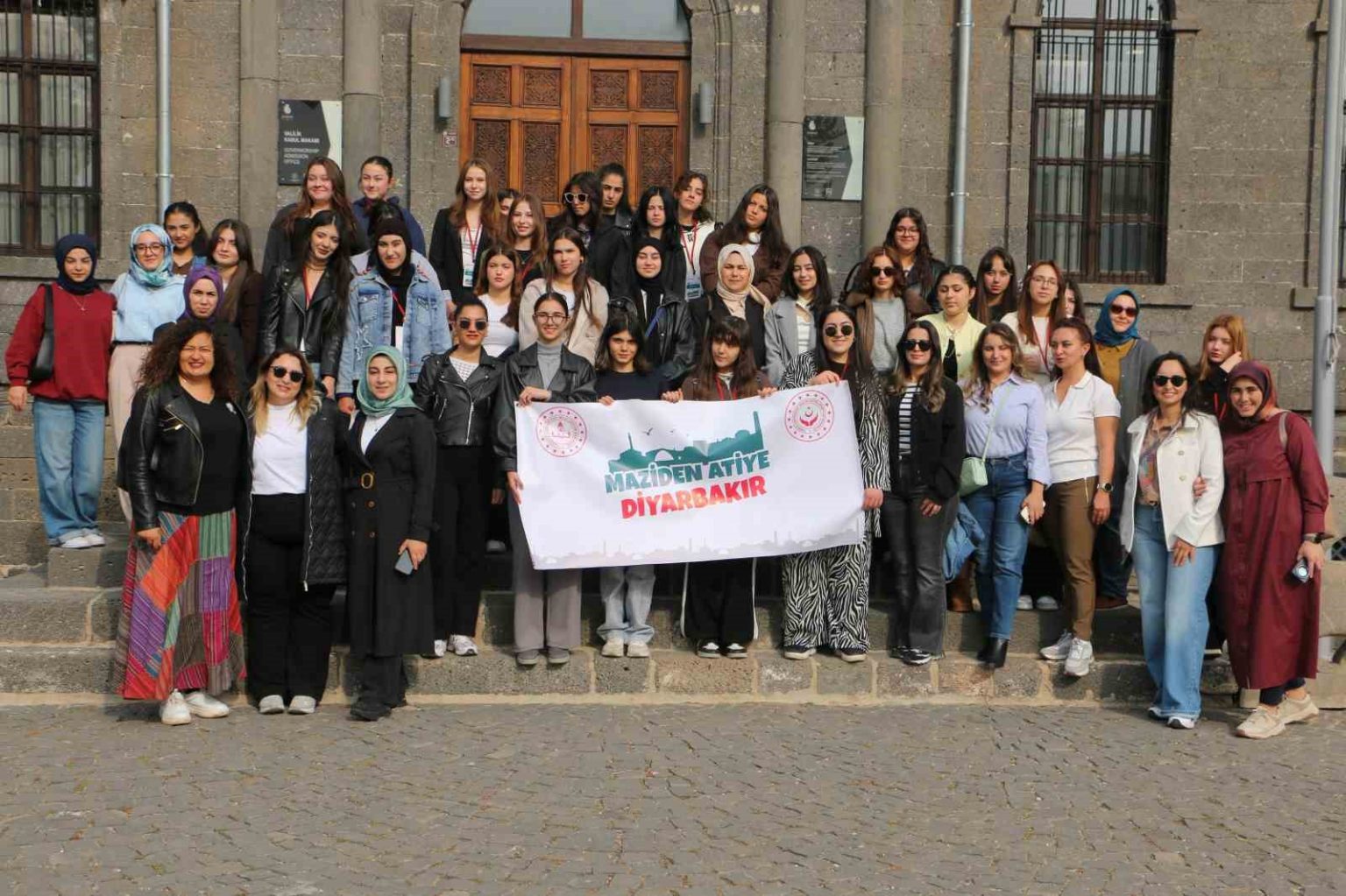 sehit-ve-gazi-kizlari-diyarbakirin-tarihi-mekanlarini-geziyor