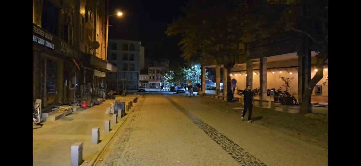 sindirgi-pes-pese-depremlerle-sarsildi