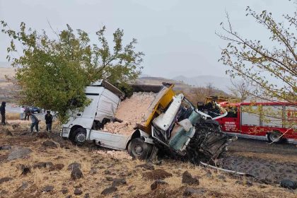 siverek-adiyaman-kara-yolunda-feci-kaza-1-olu-1-agir-yarali