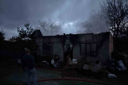 sobaya-yakmak-icin-benzin-doktu-hem-kendini-hem-evi-yakti