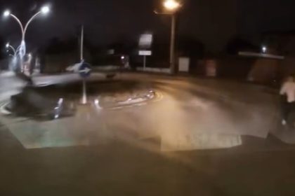 sokakta-kopeklerin-kovaladigi-genci-boyle-kurtardi-benim-adim-hidir-elimden-gelen-budur