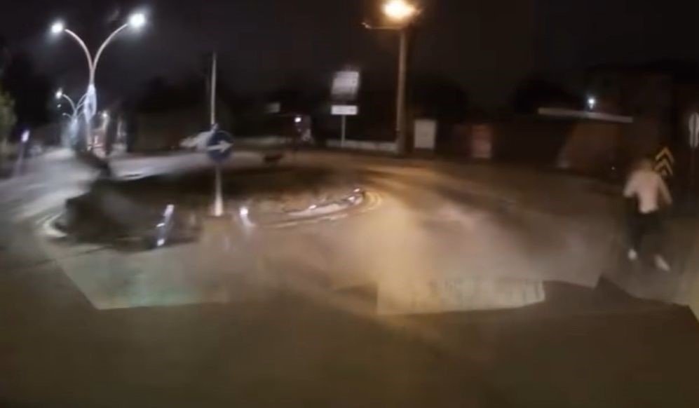 sokakta-kopeklerin-kovaladigi-genci-boyle-kurtardi-benim-adim-hidir-elimden-gelen-budur