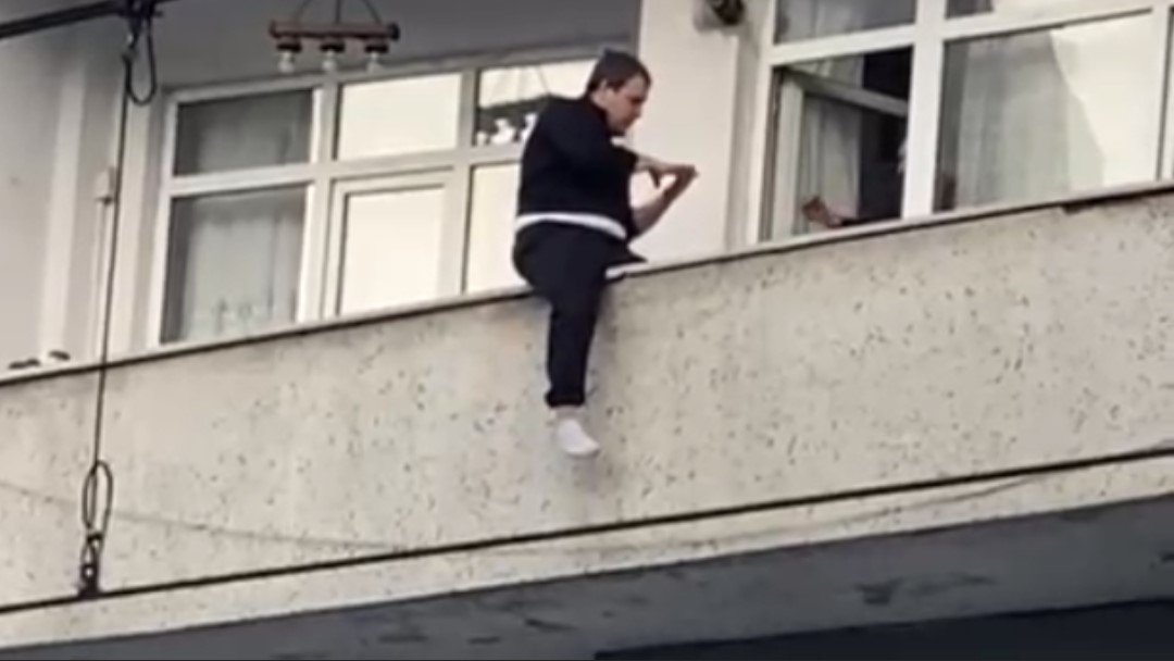 sultangazide-balkondan-atlamak-isteyen-genc-yurekleri-agza-getirdi