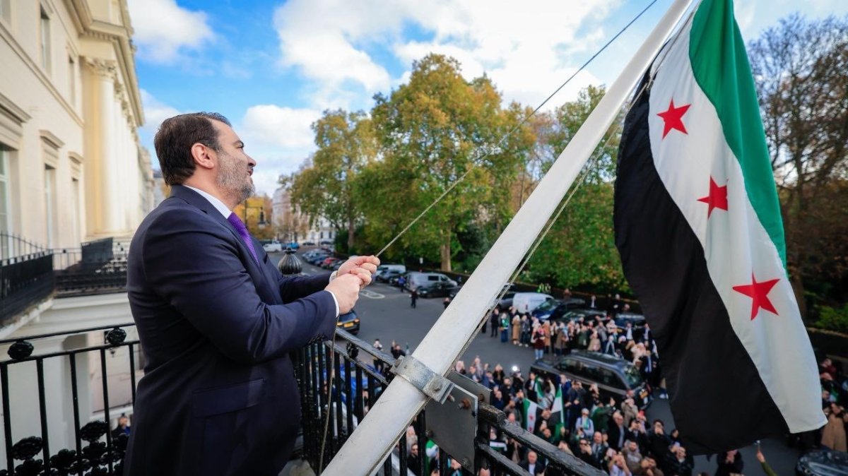 suriyenin-londra-buyukelciligi-13-yil-sonra-yeniden-acildi