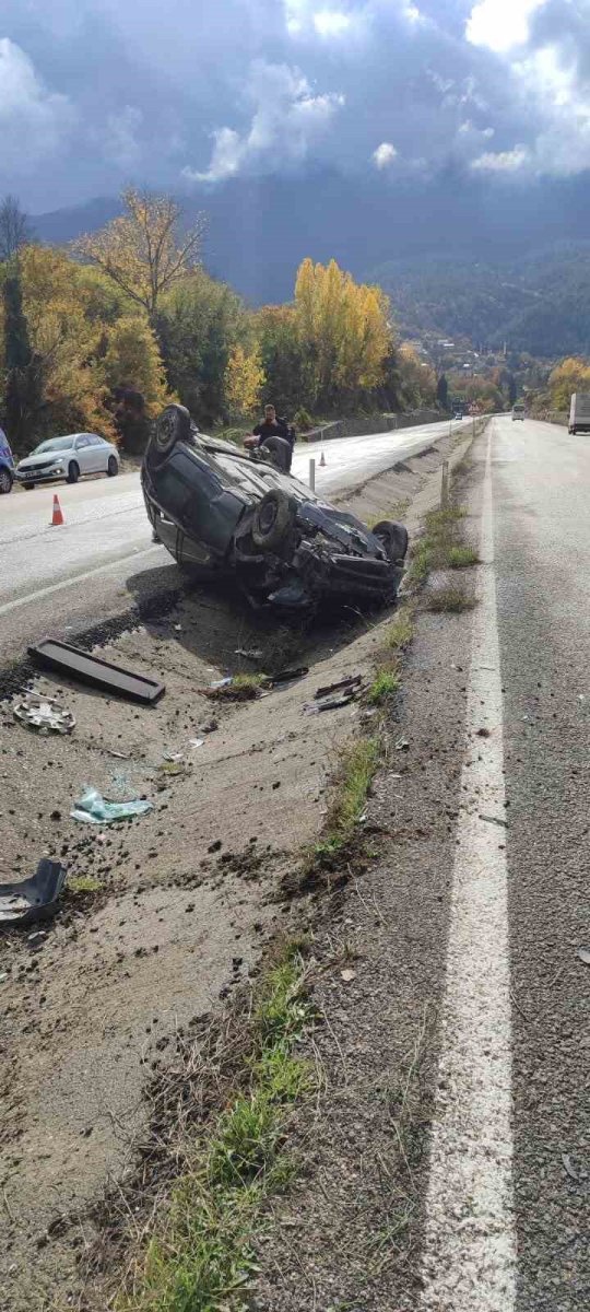 takla-atan-otomobilden-2-kisi-yarali-kurtuldu