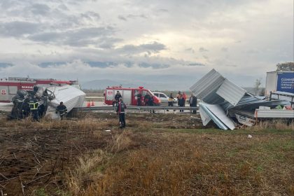 tokatta-yapi-malzemesi-yuklu-kamyonete-carpan-minibus-surucusu-yaralandi