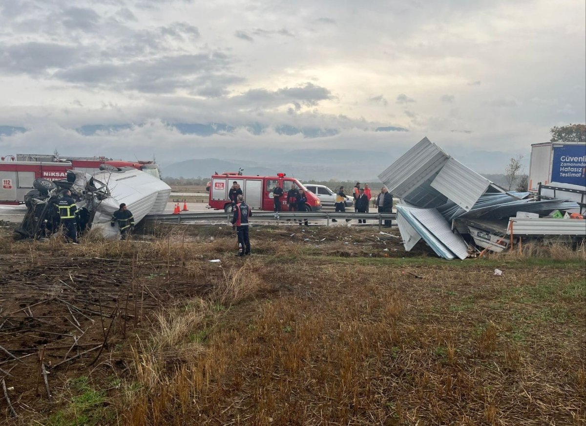 tokatta-yapi-malzemesi-yuklu-kamyonete-carpan-minibus-surucusu-yaralandi