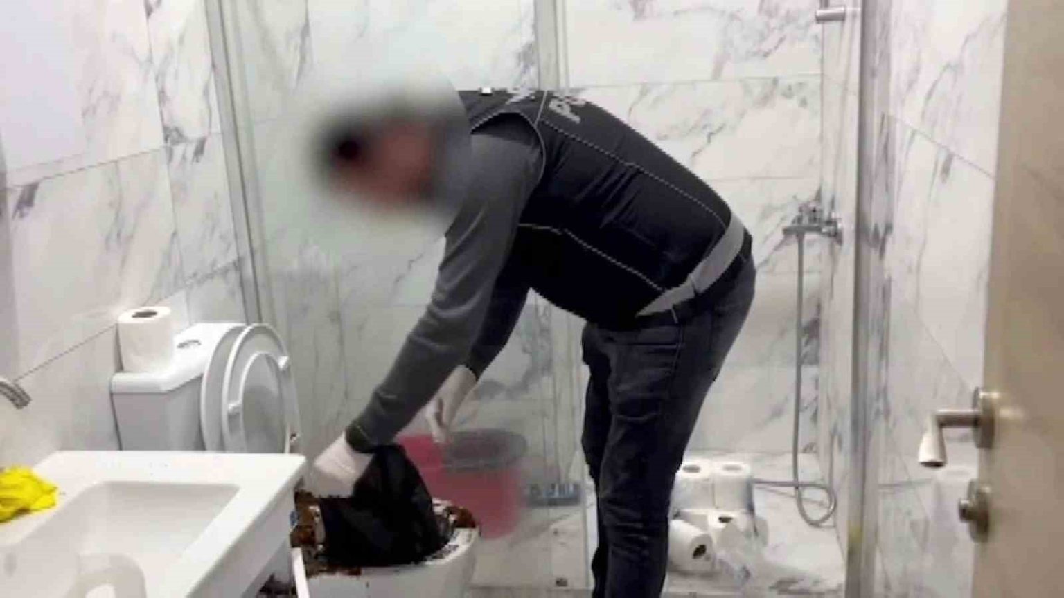 uyusturucu-baskini-film-sahnelerini-aratmadi-klozete-doktuler-saklamaya-calistilar