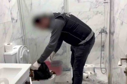 uyusturucu-baskini-film-sahnelerini-aratmadi-klozete-doktuler-saklamaya-calistilar