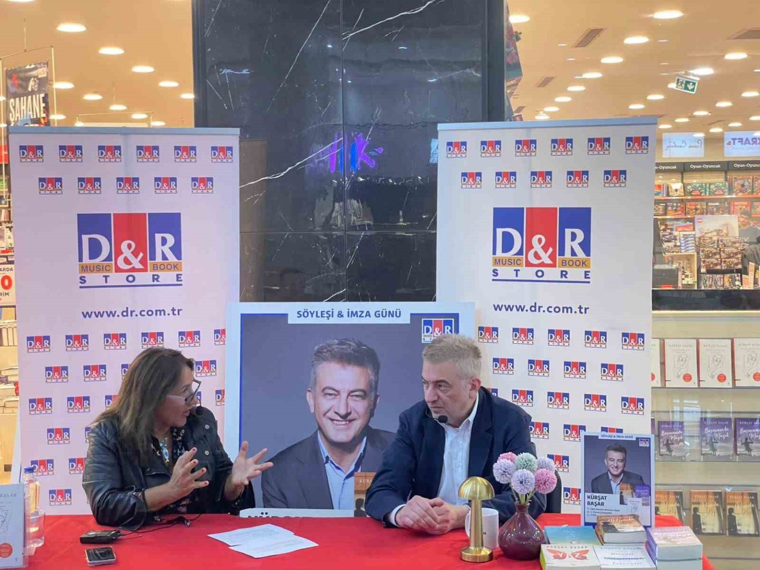 yazarlar-mardian-mall-ile-okurlariyla-bulusmaya-devam-ediyor