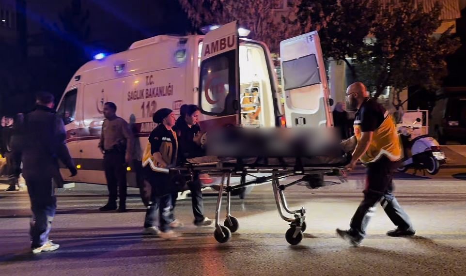 yola-kontrolsuz-cikan-otomobil-motosikletle-carpisti-1-yarali