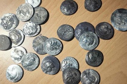 yurt-disina-kacirilan-71-antik-sikke-komsuda-yakalandi