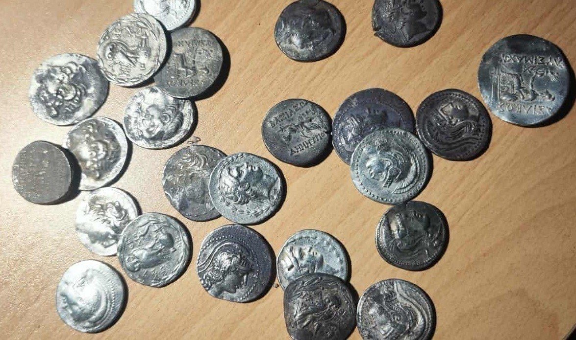 yurt-disina-kacirilan-71-antik-sikke-komsuda-yakalandi